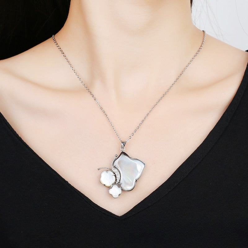 Natural Shell River Water Black and White Shell Necklace Pendant, Simple Butterfly Versatile Women's Clavicle Chain Pendant