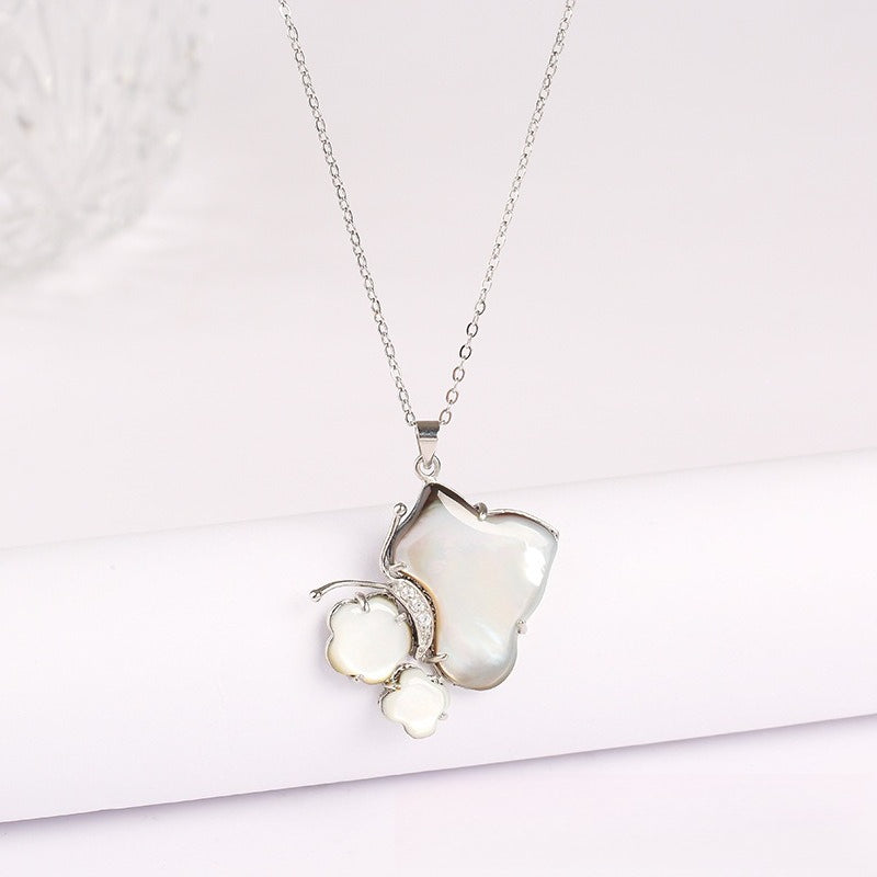 Natural Shell River Water Black and White Shell Necklace Pendant, Simple Butterfly Versatile Women's Clavicle Chain Pendant
