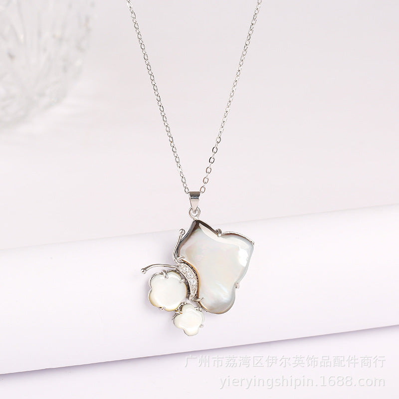 Natural Shell River Water Black and White Shell Necklace Pendant, Simple Butterfly Versatile Women's Clavicle Chain Pendant