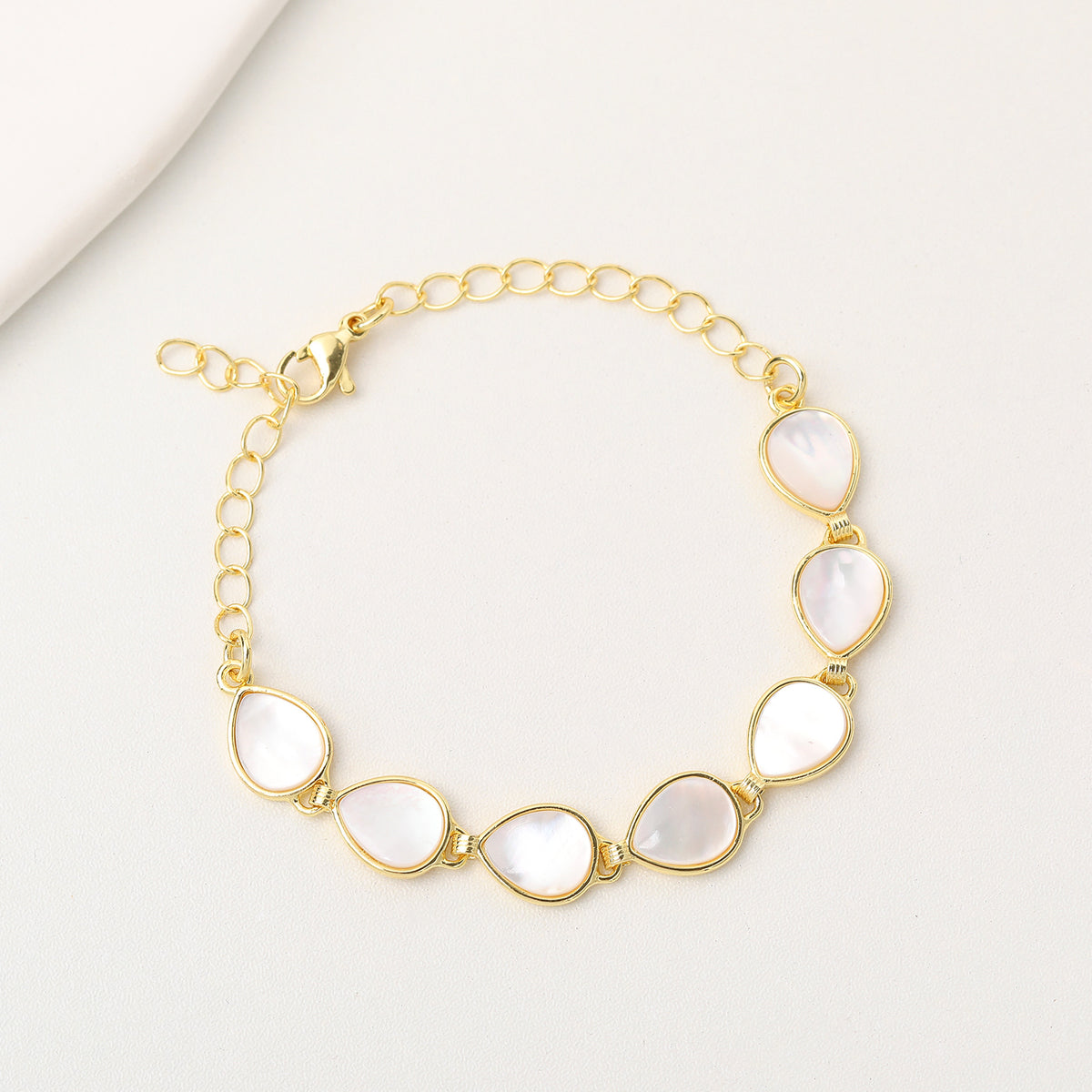 Natural White Mother-of-Pearl "Quiet Luxury" Bracelet – A French-style, gentle white mother-of-pearl bracelet; a versatile, sophisticated piece perfect for everyday wear.