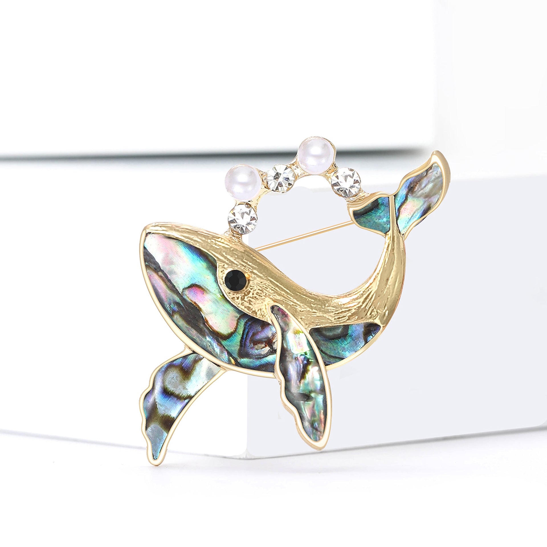 High-end fashion rhinestone abalone shell whale brooch, a cute and stylish accessory for both men and women