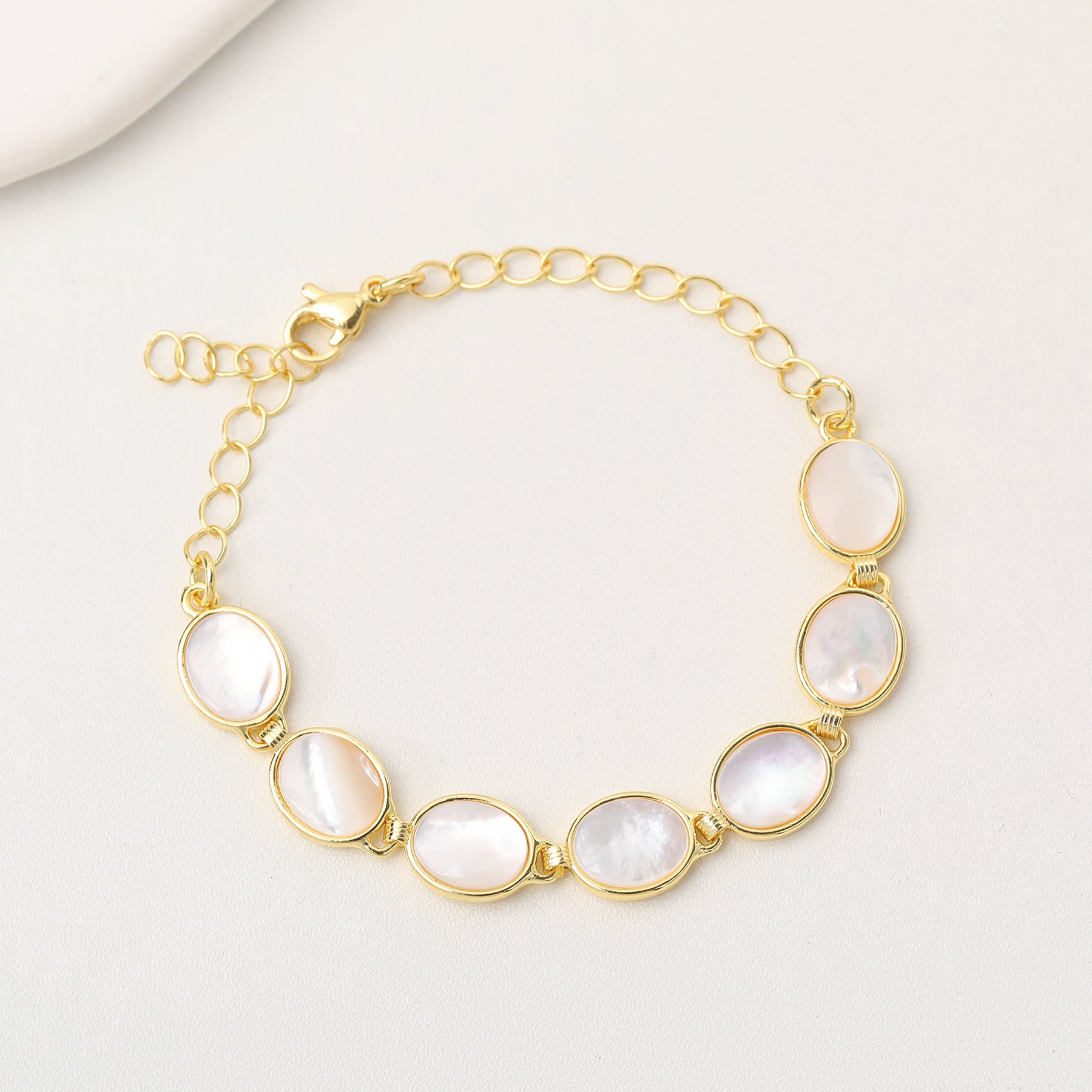 Natural White Mother-of-Pearl "Quiet Luxury" Bracelet – A French-style, gentle white mother-of-pearl bracelet; a versatile, sophisticated piece perfect for everyday wear.