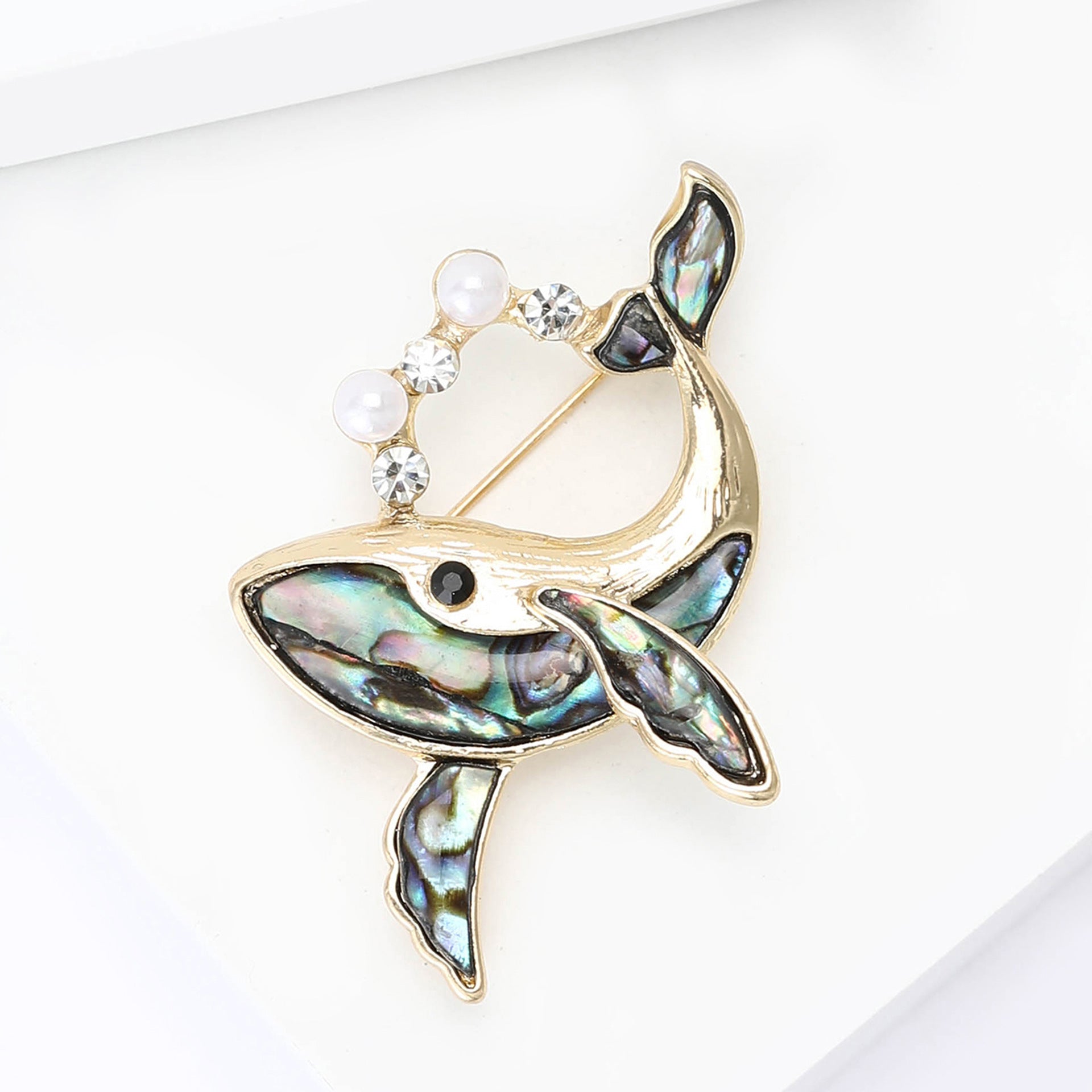 High-end fashion rhinestone abalone shell whale brooch, a cute and stylish accessory for both men and women