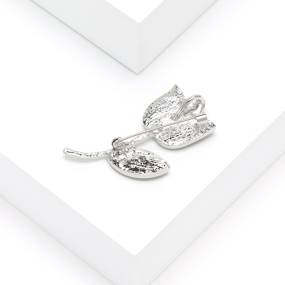 Korean-style high-end shell rose brooch, hot-selling creative brooch pin accessory, in stock