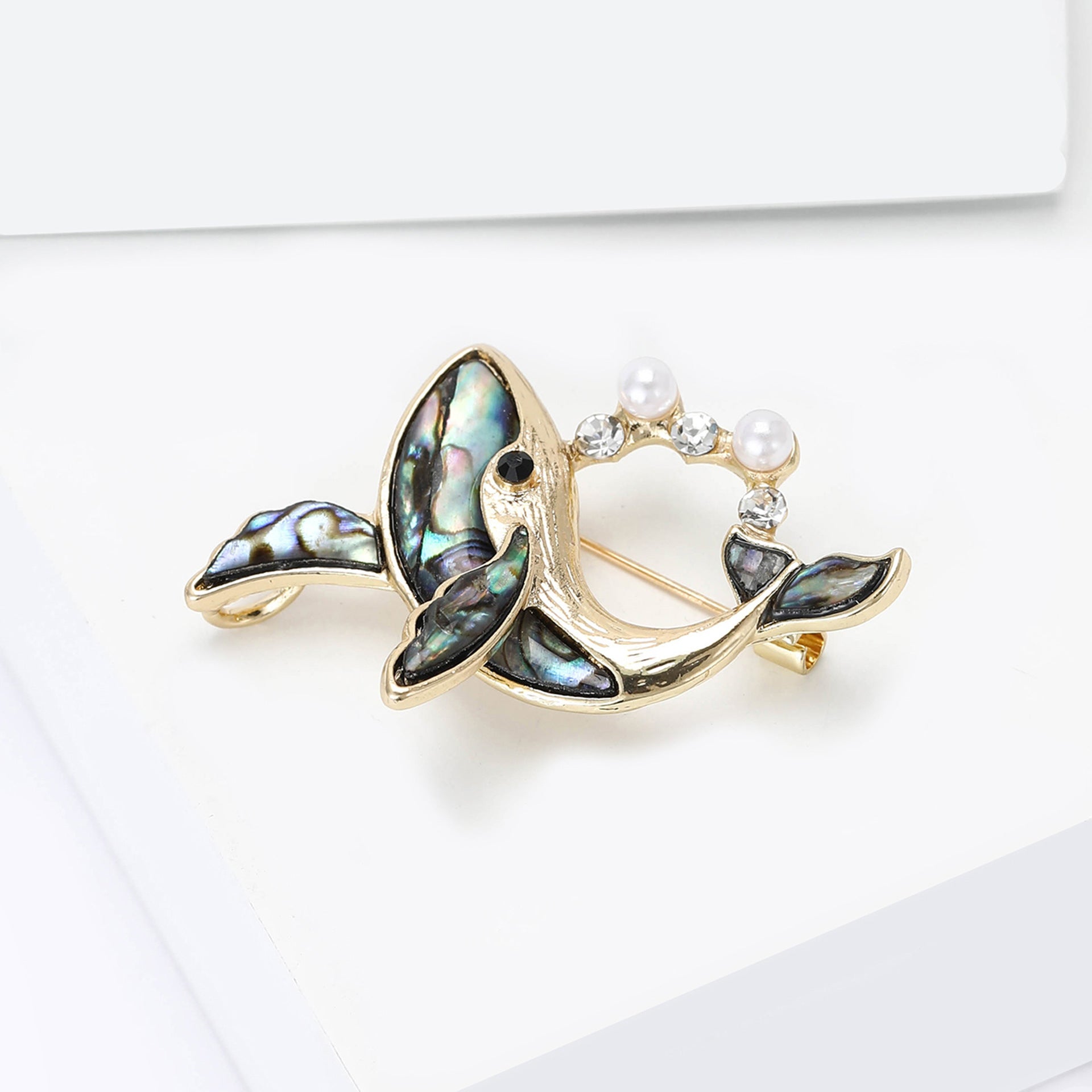 High-end fashion rhinestone abalone shell whale brooch, a cute and stylish accessory for both men and women