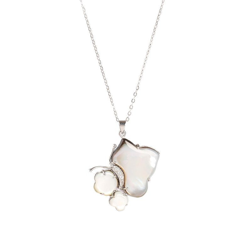 Natural Shell River Water Black and White Shell Necklace Pendant, Simple Butterfly Versatile Women's Clavicle Chain Pendant